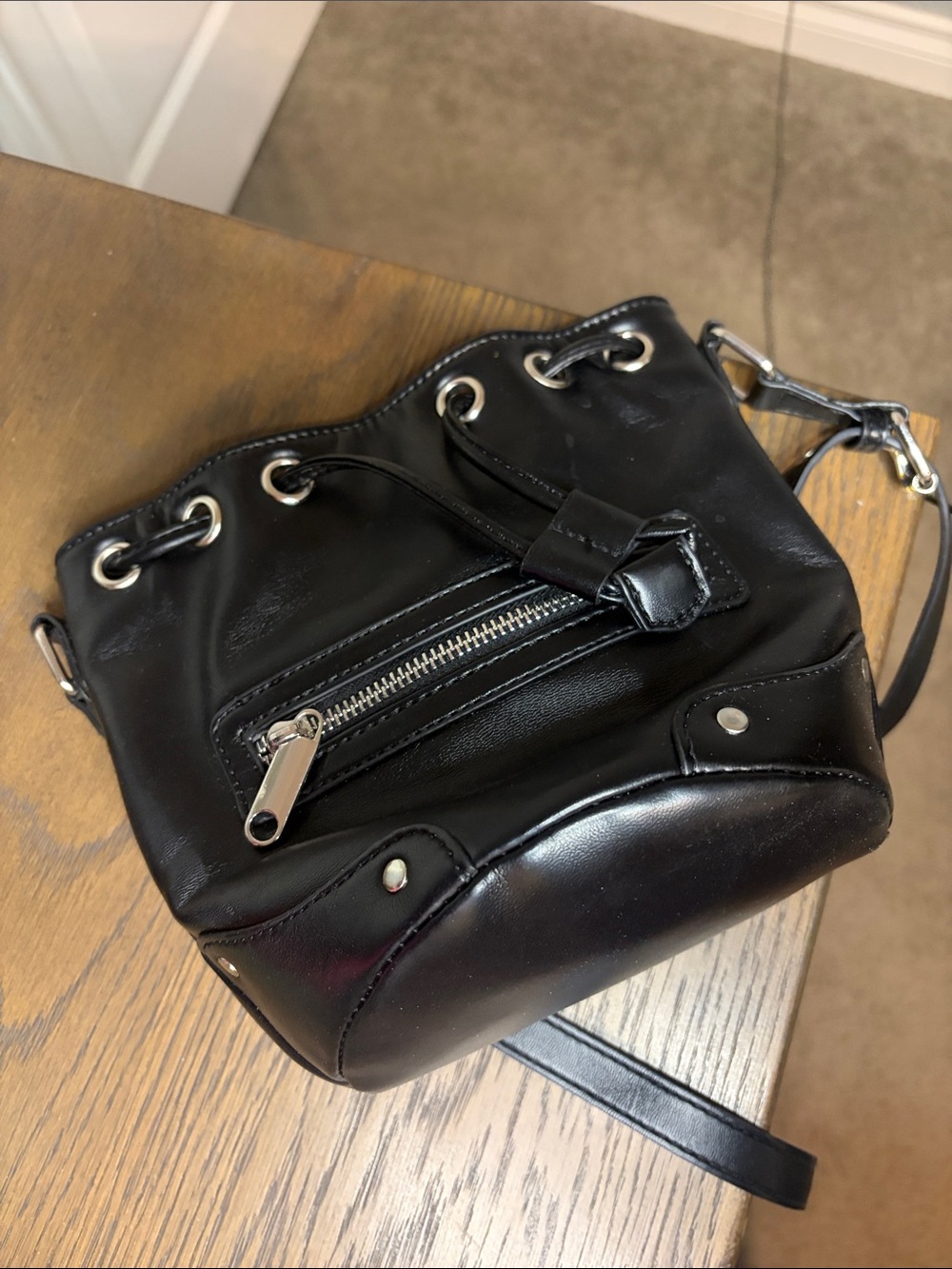 NWOT Forever 21 Black Drawstring Bucket Crossbody with Front Zip Pocket - Picture 5 of 7